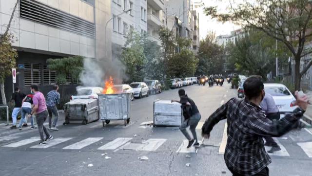 İran dövlət mediası əxlaq polisinin ləğv edilməsi ilə bağlı iddiaları rədd edir
