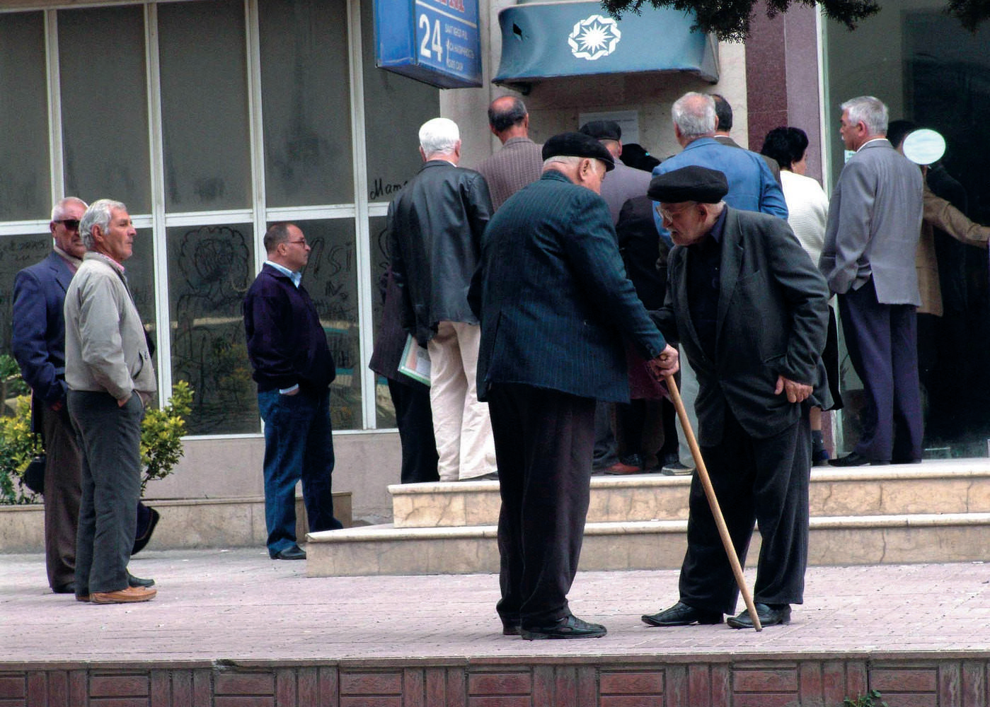 "Pensiya yaşı kişilərdə 60, qadınlarda isə 57 olsun" - Deputat