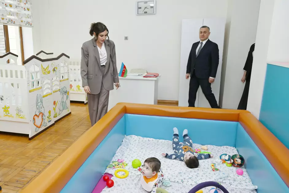 Mehriban Əliyeva və Leyla Əliyeva Bakıdakı 1 saylı körpələr evində və 1 saylı uşaq evi sosial xidmət müəssisəsində olublar - FOTO - Foto 7