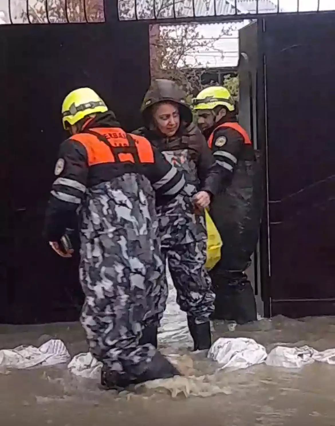 Köməksiz qalan 20 nəfər təxliyə olunub - FHN (FOTO) - Foto 5