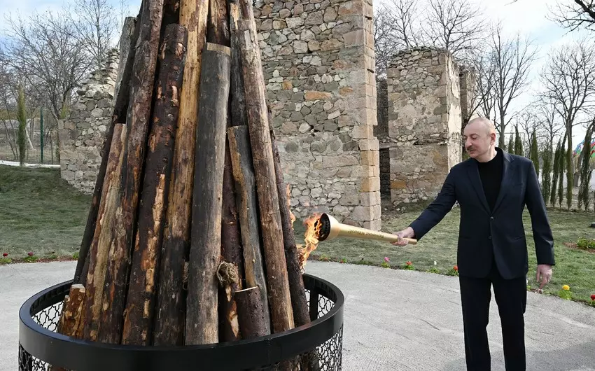 Prezident və xanımı Ağdərənin Həsənriz kəndində Novruz tonqalını alovlandırıblar - YENİLƏNİB+FOTO - Foto 20