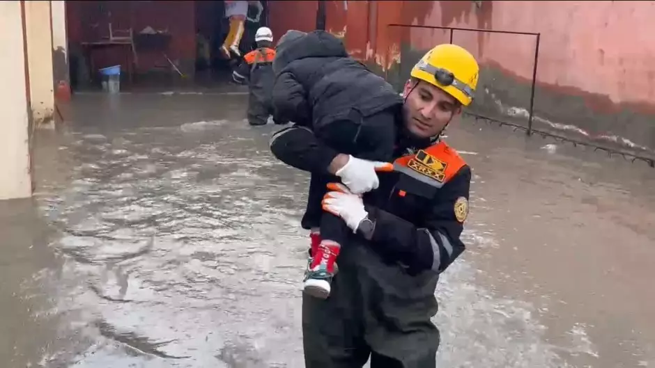 FHN: Su basmış yerlərdə ümumilikdə 53 nəfər təxliyə olunub - VİDEO - Foto 4