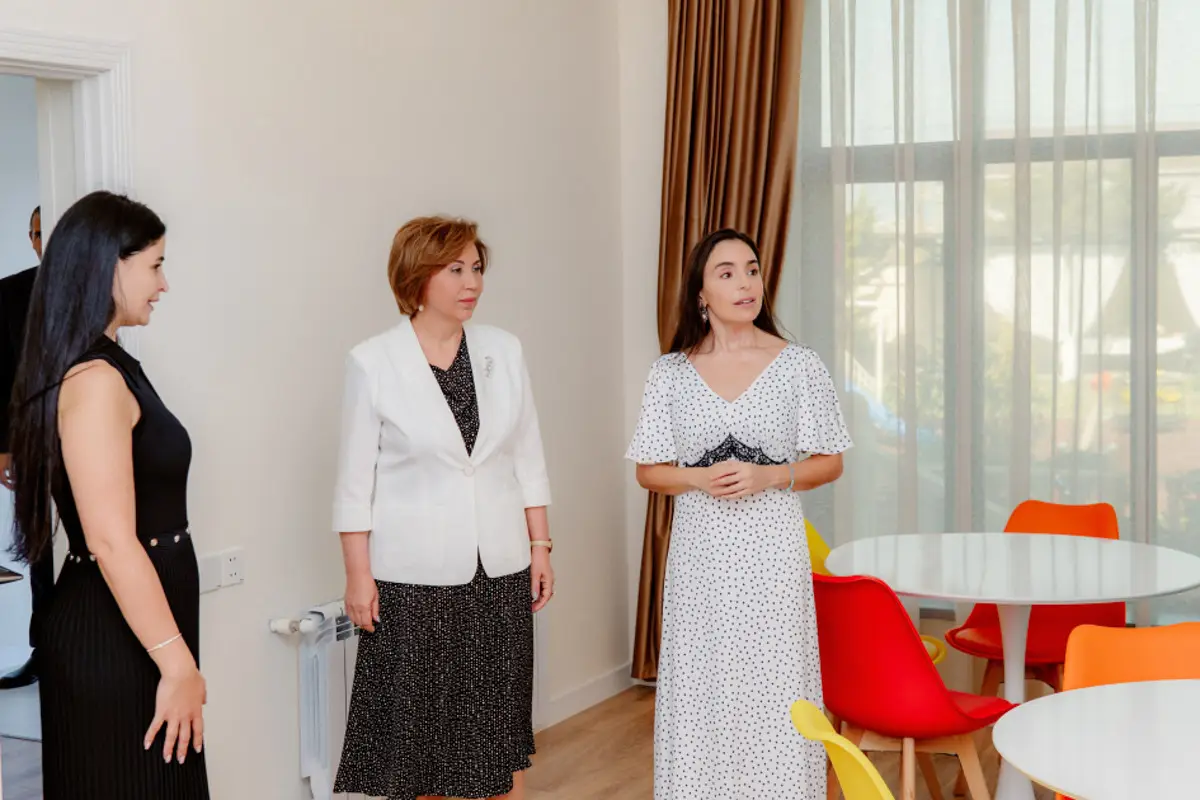 Leyla Əliyeva “Tut Əlimdən” Uşaqlar üçün Sosial Reabilitasiya Mərkəzi ilə tanış olub - FOTO - Foto 6
