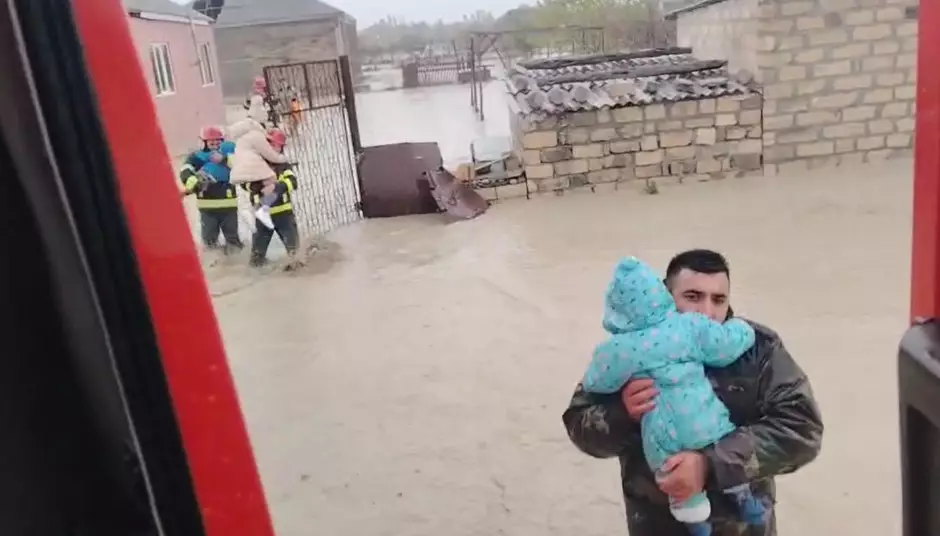 FHN: Su basmış yerlərdə ümumilikdə 53 nəfər təxliyə olunub - VİDEO - Foto 7