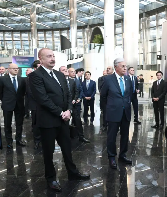 Azərbaycan və Qazaxıstan prezidentləri "Alem.ai" Beynəlxalq Süni İntellekt Mərkəzində olublar - Foto 13