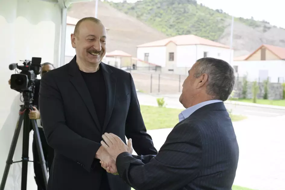 İlham Əliyev Laçının Bəylik kəndinə köçən sakinlərlə görüşüb, onlara evlərin açarlarını təqdim edib - YENİLƏNİB - Foto 17