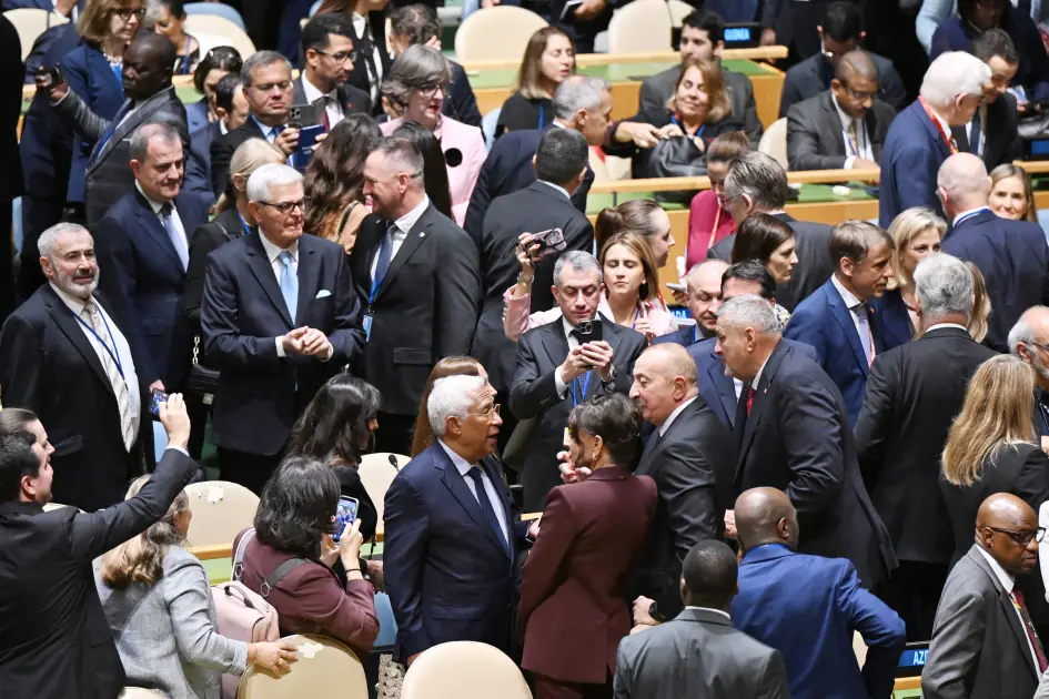 İlham Əliyev və birinci xanım Mehriban Əliyeva BMT-nin mənzil qərargahına gediblər - YENİLƏNİB - Foto 8
