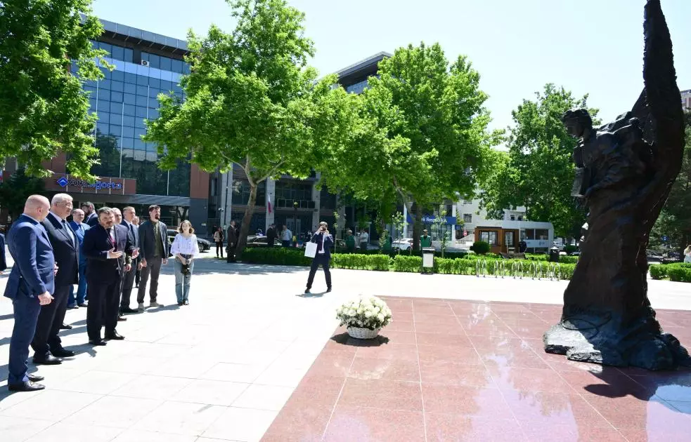 Ukraynanın xarici işlər naziri Bakıda Zəfər parkını və Şəhidlər xiyabanını ziyarət edib - FOTO - Foto 11