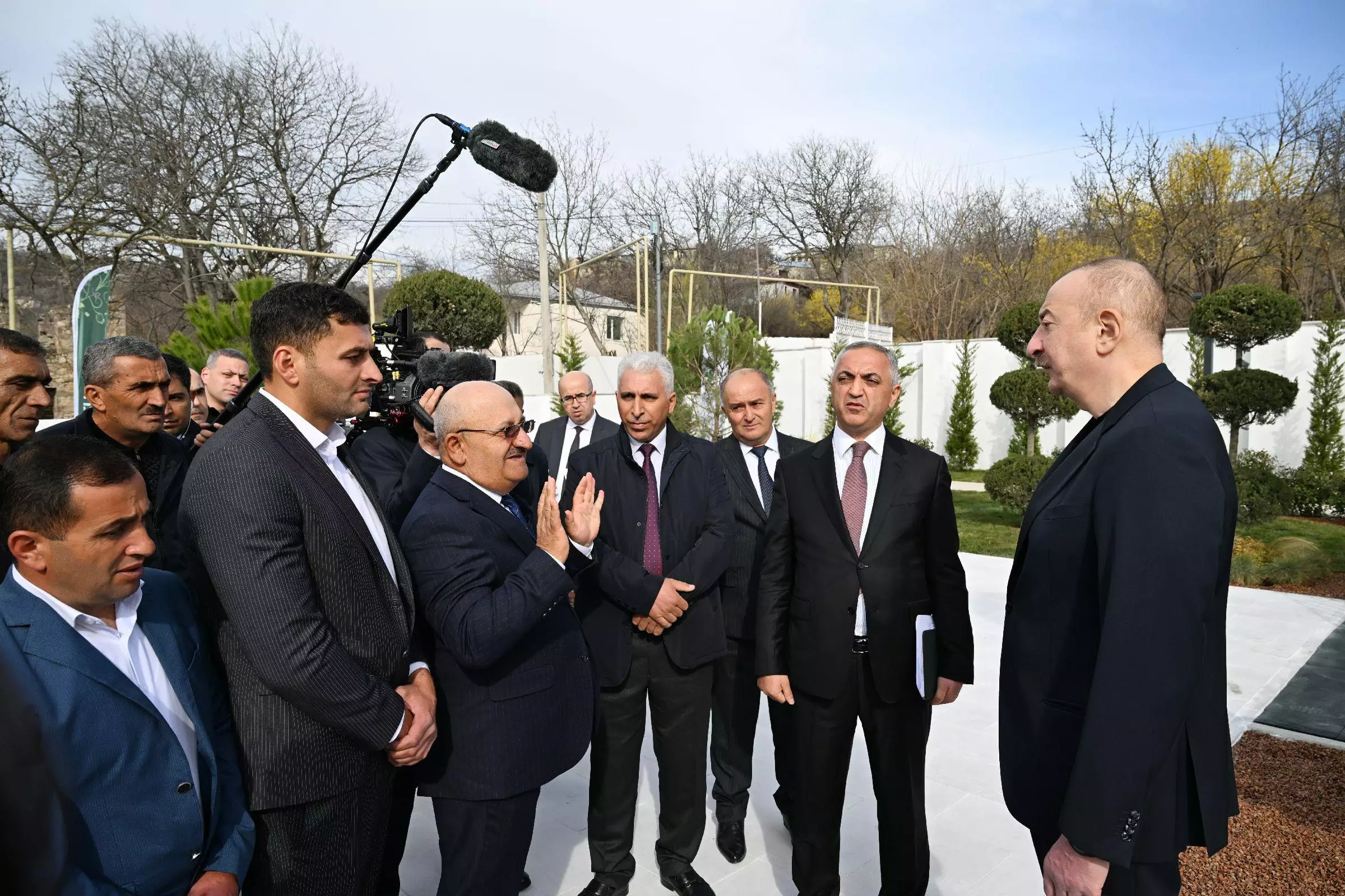 Prezident və xanımı Ağdərənin Həsənriz kəndində Novruz tonqalını alovlandırıblar - YENİLƏNİB+FOTO - Foto 15