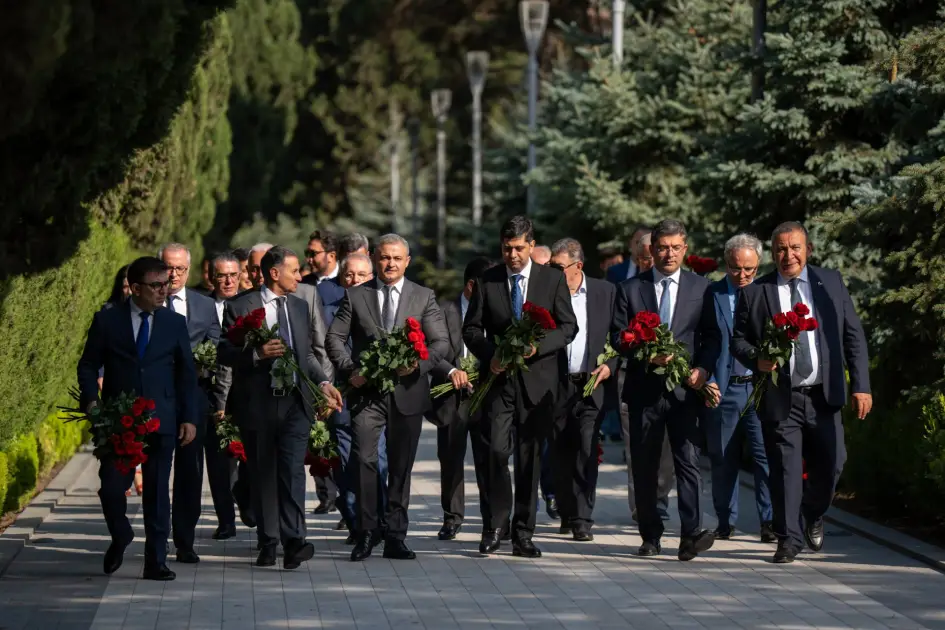 Media nümayəndələri Fəxri xiyaban, Zərdabinin məzarı və Zəfər parkını ziyarət ediblər - FOTO - Foto 3