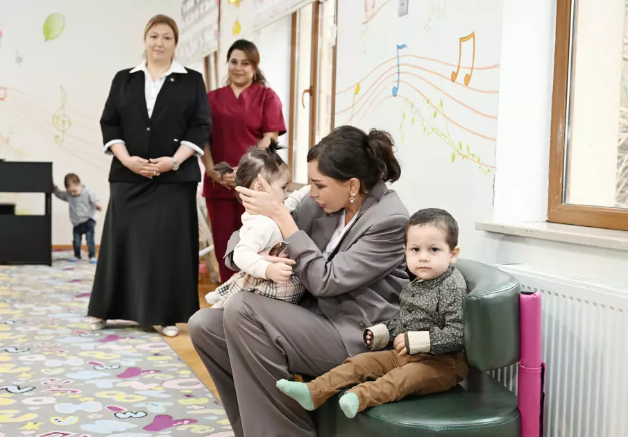 Mehriban Əliyeva və Leyla Əliyeva Bakıdakı 1 saylı körpələr evində və 1 saylı uşaq evi sosial xidmət müəssisəsində olublar - FOTO - Foto 2
