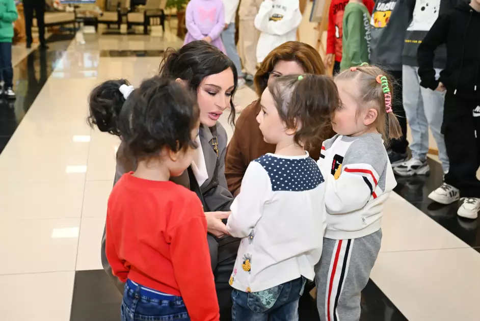 Mehriban Əliyeva və Leyla Əliyeva Bakıdakı 1 saylı körpələr evində və 1 saylı uşaq evi sosial xidmət müəssisəsində olublar - FOTO - Foto 17