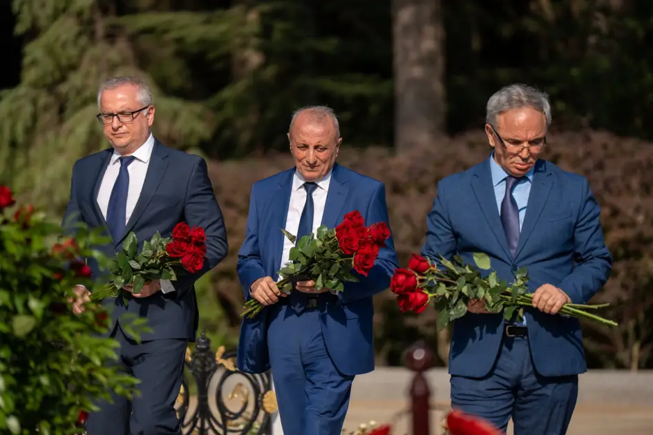 Media nümayəndələri Fəxri xiyaban, Zərdabinin məzarı və Zəfər parkını ziyarət ediblər - FOTO - Foto 6
