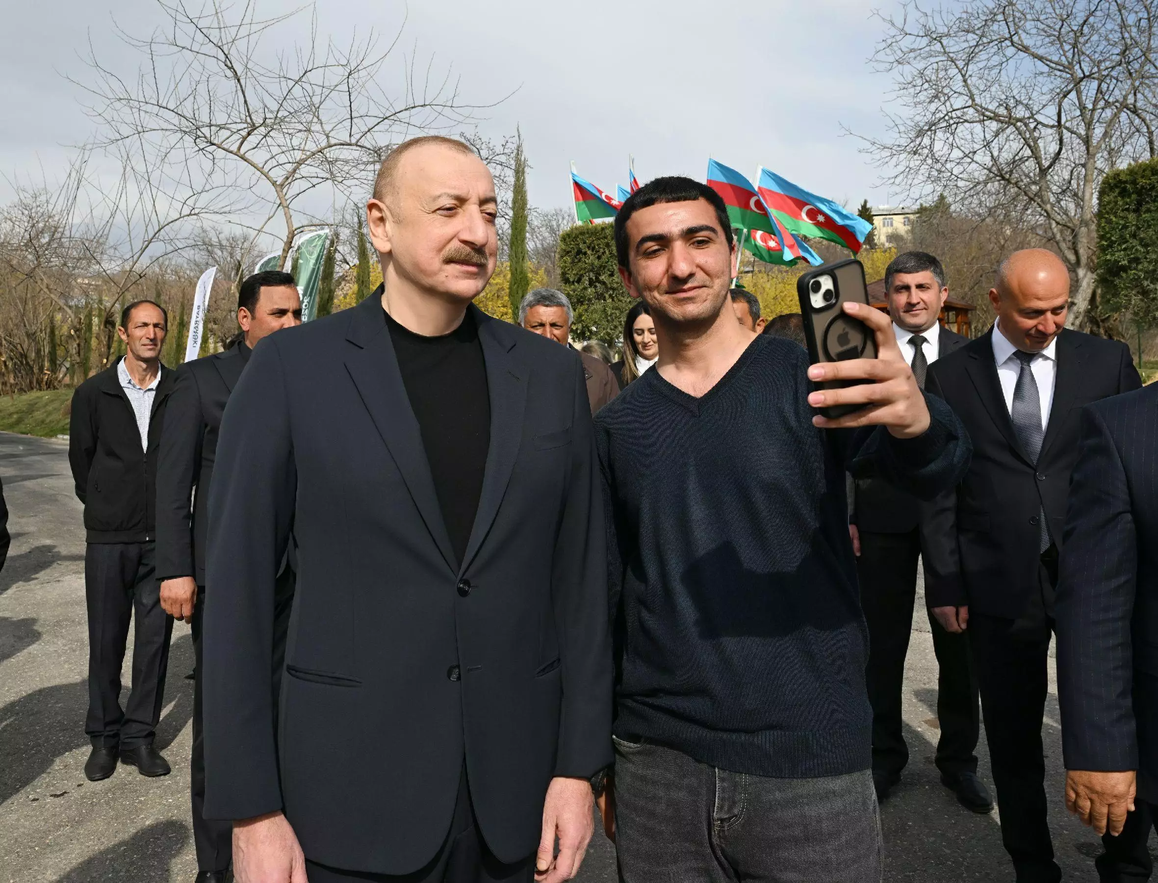 Prezident və xanımı Ağdərənin Həsənriz kəndində Novruz tonqalını alovlandırıblar - YENİLƏNİB+FOTO - Foto 7