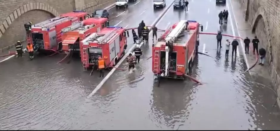 FHN: Su basmış yerlərdə ümumilikdə 53 nəfər təxliyə olunub - VİDEO - Foto 3