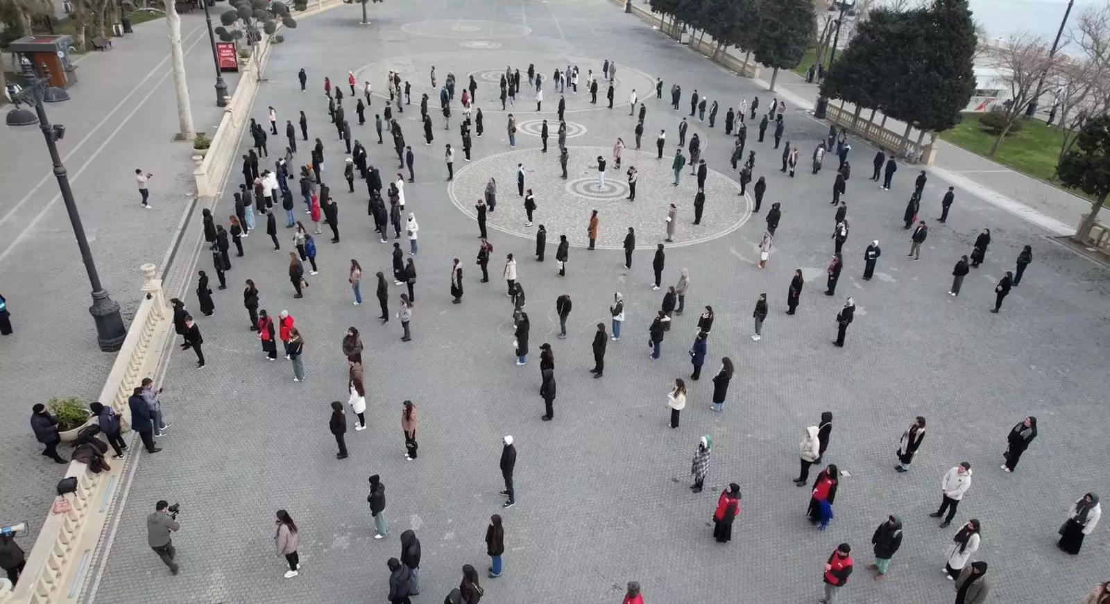 Azərbaycan Könüllülərinin iştirakı ilə “Xocalı 33 il” fləşmobu keçirilib - FOTO - Foto 2