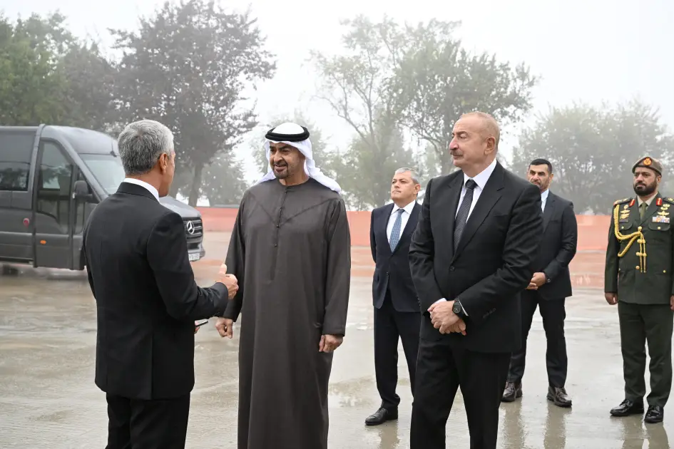 Azərbaycanın və BƏƏ prezidentləri Yeni Şuşa məscidində tikinti işlərinin gedişi ilə tanış olublar - Foto 3