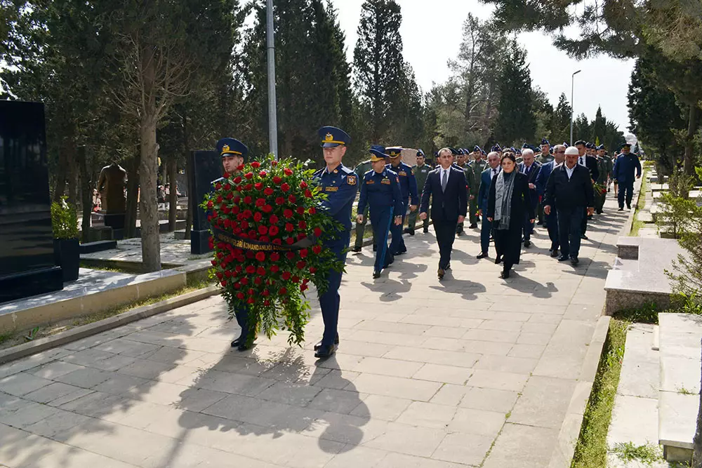 Aprel döyüşlərində şəhid olan hərbi pilotların xatirəsi yad edilib - VİDEO - Foto 2