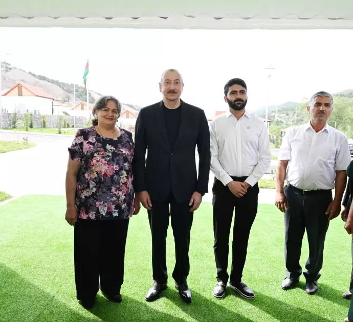 İlham Əliyev Laçının Bəylik kəndinə köçən sakinlərlə görüşüb, onlara evlərin açarlarını təqdim edib - YENİLƏNİB - Foto 5