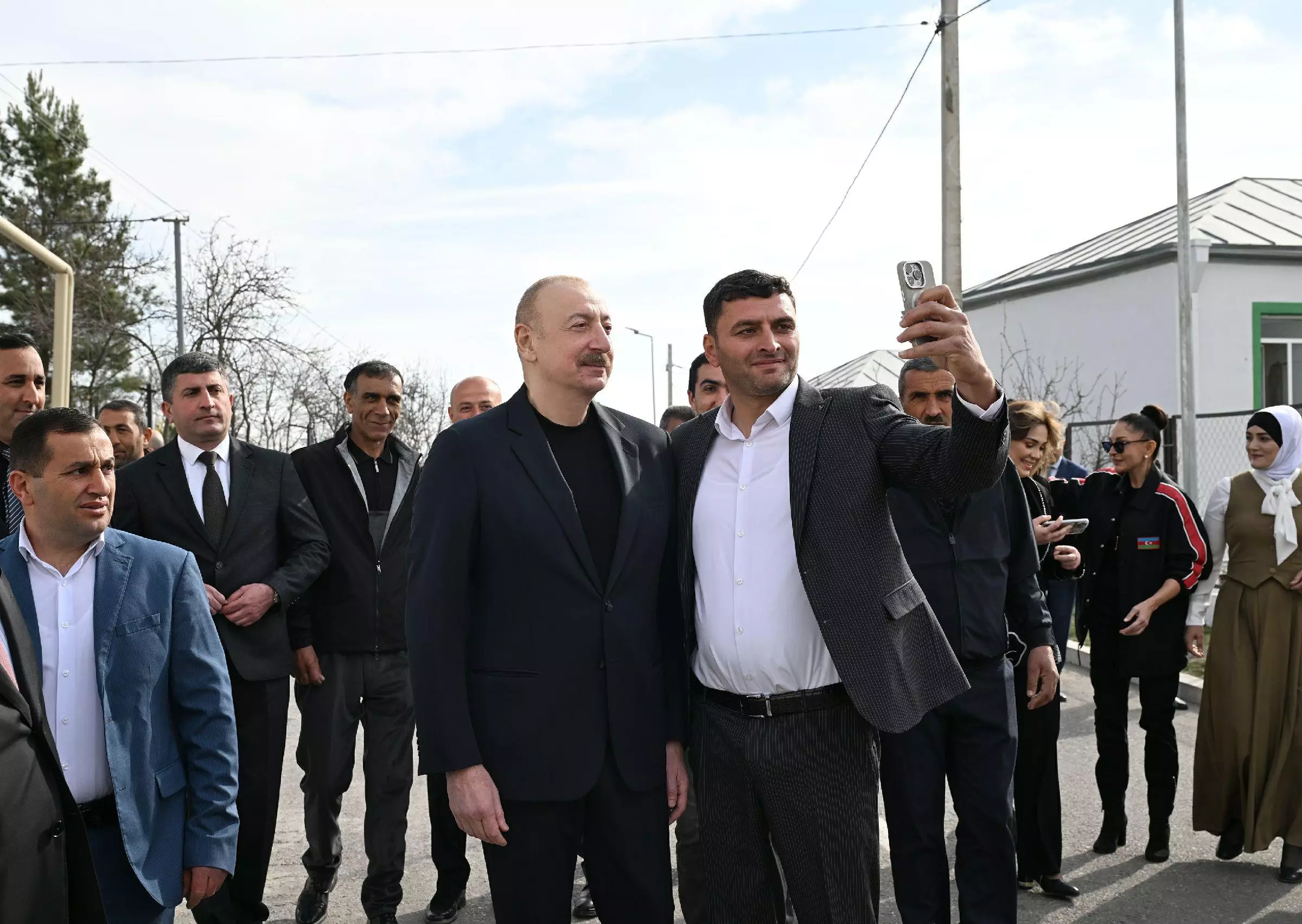 Prezident və xanımı Ağdərənin Həsənriz kəndində Novruz tonqalını alovlandırıblar - YENİLƏNİB+FOTO - Foto 3