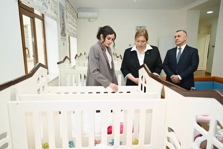 Mehriban Əliyeva və Leyla Əliyeva Bakıdakı 1 saylı körpələr evində və 1 saylı uşaq evi sosial xidmət müəssisəsində olublar - FOTO - Foto 18