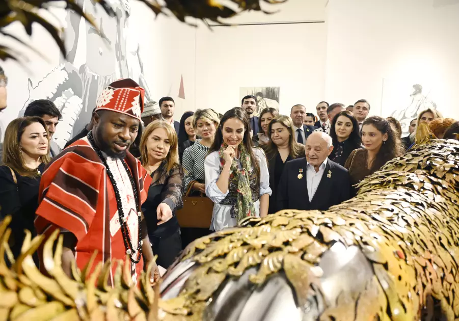 Heydər Əliyev Mərkəzində “Yenidən doğulmuş gözəllik” adlı sərgi açılıb - FOTO - Foto 9