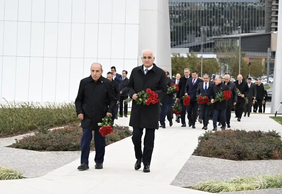 Dövlət və hökumət rəsmiləri Zəfər parkını ziyarət edib - FOTO - Foto 2