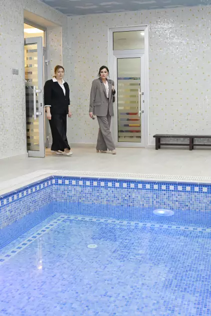 Mehriban Əliyeva və Leyla Əliyeva Bakıdakı 1 saylı körpələr evində və 1 saylı uşaq evi sosial xidmət müəssisəsində olublar - FOTO - Foto 14