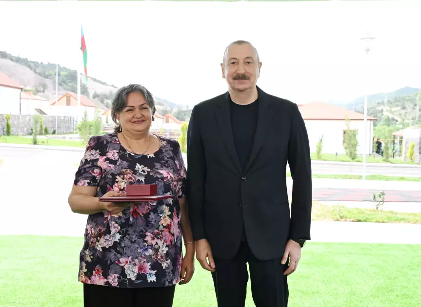 İlham Əliyev Laçının Bəylik kəndinə köçən sakinlərlə görüşüb, onlara evlərin açarlarını təqdim edib - YENİLƏNİB - Foto 15
