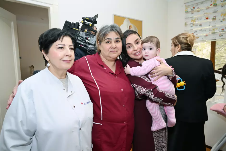 Mehriban Əliyeva və Leyla Əliyeva Bakıdakı 1 saylı körpələr evində və 1 saylı uşaq evi sosial xidmət müəssisəsində olublar - FOTO - Foto 5