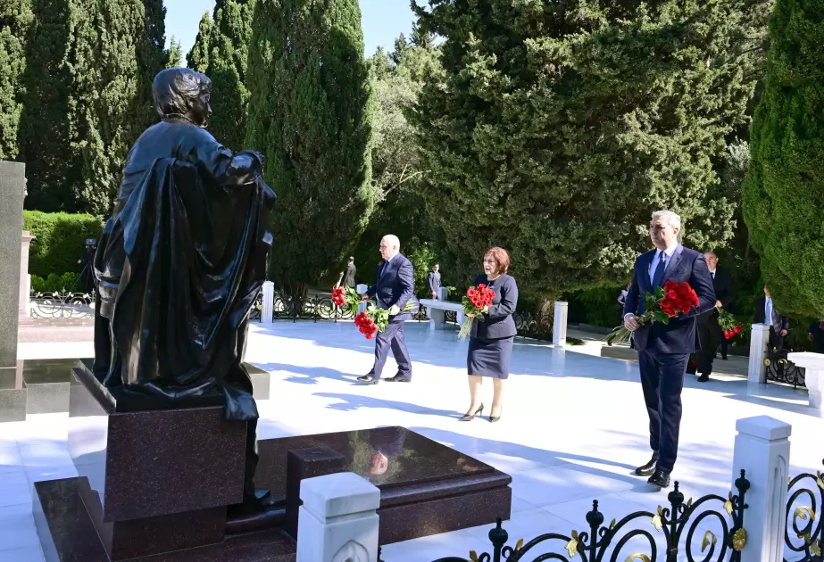 Dövlət və hökumət rəsmiləri Fəxri xiyabanda Ulu Öndərin xatirəsini anıblar - FOTO - Foto 2