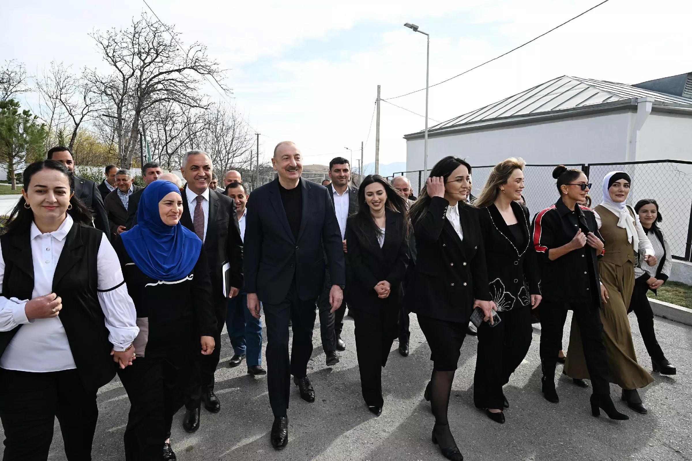 Prezident və xanımı Ağdərənin Həsənriz kəndində Novruz tonqalını alovlandırıblar - YENİLƏNİB+FOTO - Foto 18