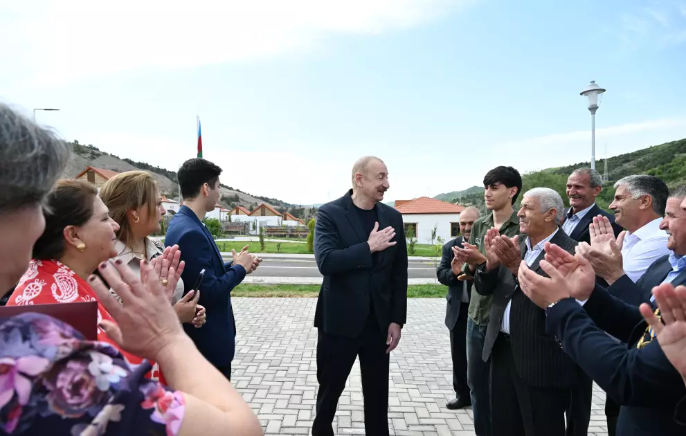 İlham Əliyev Laçının Bəylik kəndinə köçən sakinlərlə görüşüb, onlara evlərin açarlarını təqdim edib - YENİLƏNİB - Foto 3