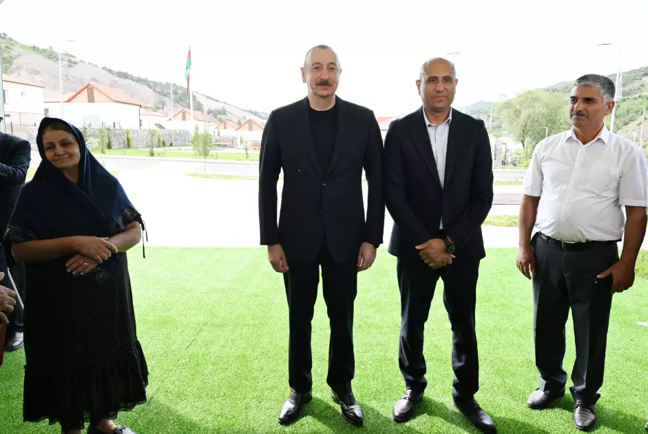 İlham Əliyev Laçının Bəylik kəndinə köçən sakinlərlə görüşüb, onlara evlərin açarlarını təqdim edib - YENİLƏNİB - Foto 8