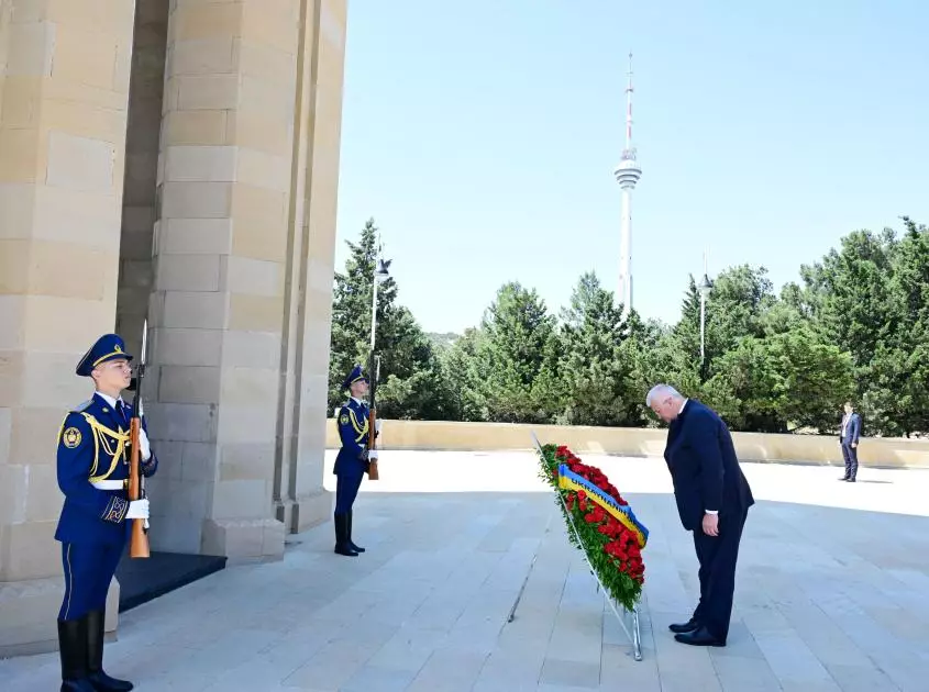 Ukraynanın xarici işlər naziri Bakıda Zəfər parkını və Şəhidlər xiyabanını ziyarət edib - FOTO - Foto 4