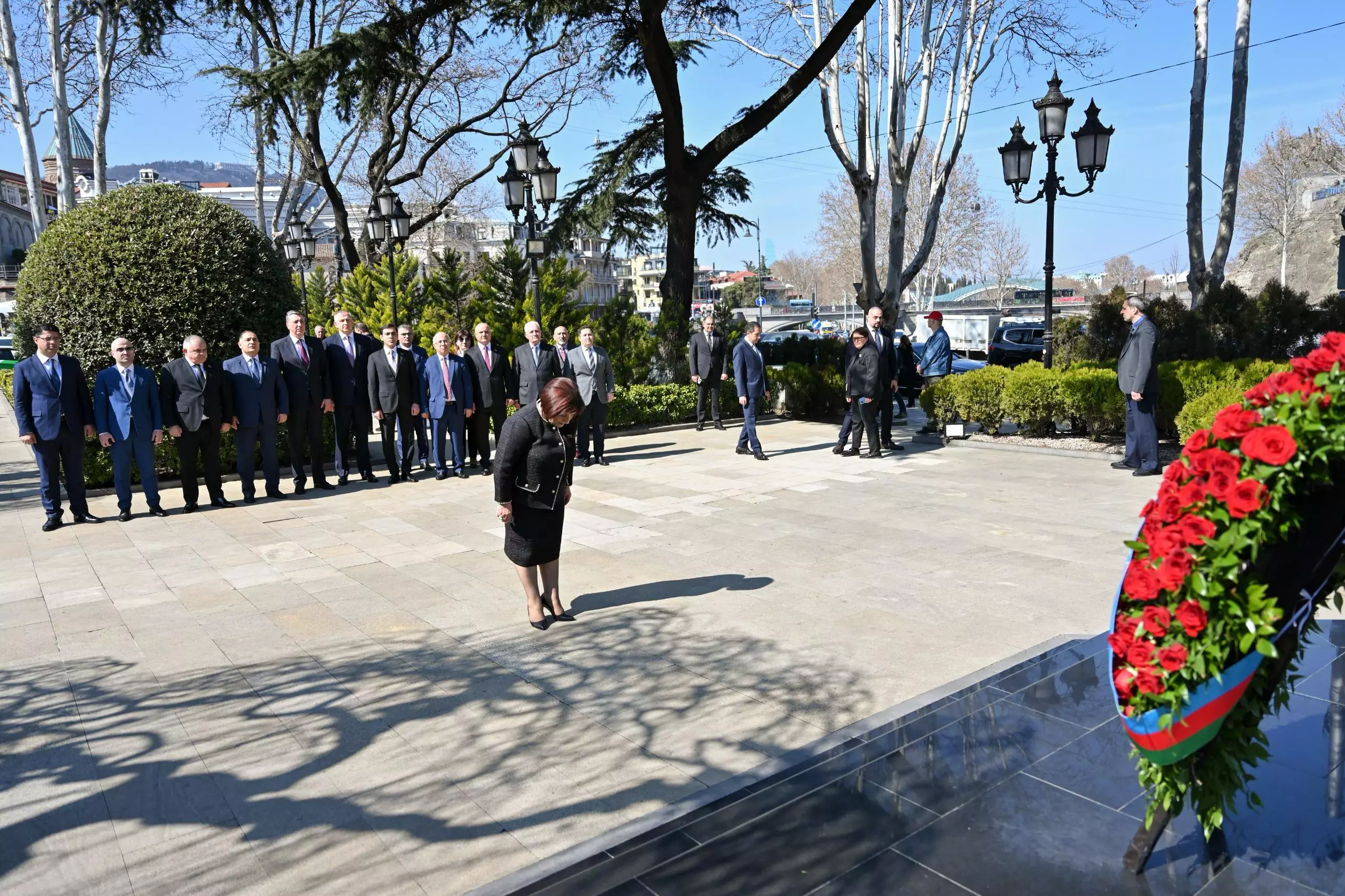 Sahibə Qafarova Tbilisidə Ulu Öndər Heydər Əliyevin abidəsini ziyarət edib - FOTO - Foto 2