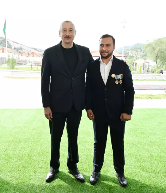 İlham Əliyev Laçının Bəylik kəndinə köçən sakinlərlə görüşüb, onlara evlərin açarlarını təqdim edib - YENİLƏNİB - Foto 9