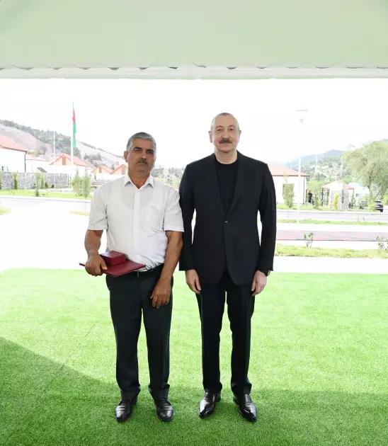 İlham Əliyev Laçının Bəylik kəndinə köçən sakinlərlə görüşüb, onlara evlərin açarlarını təqdim edib - YENİLƏNİB - Foto 11