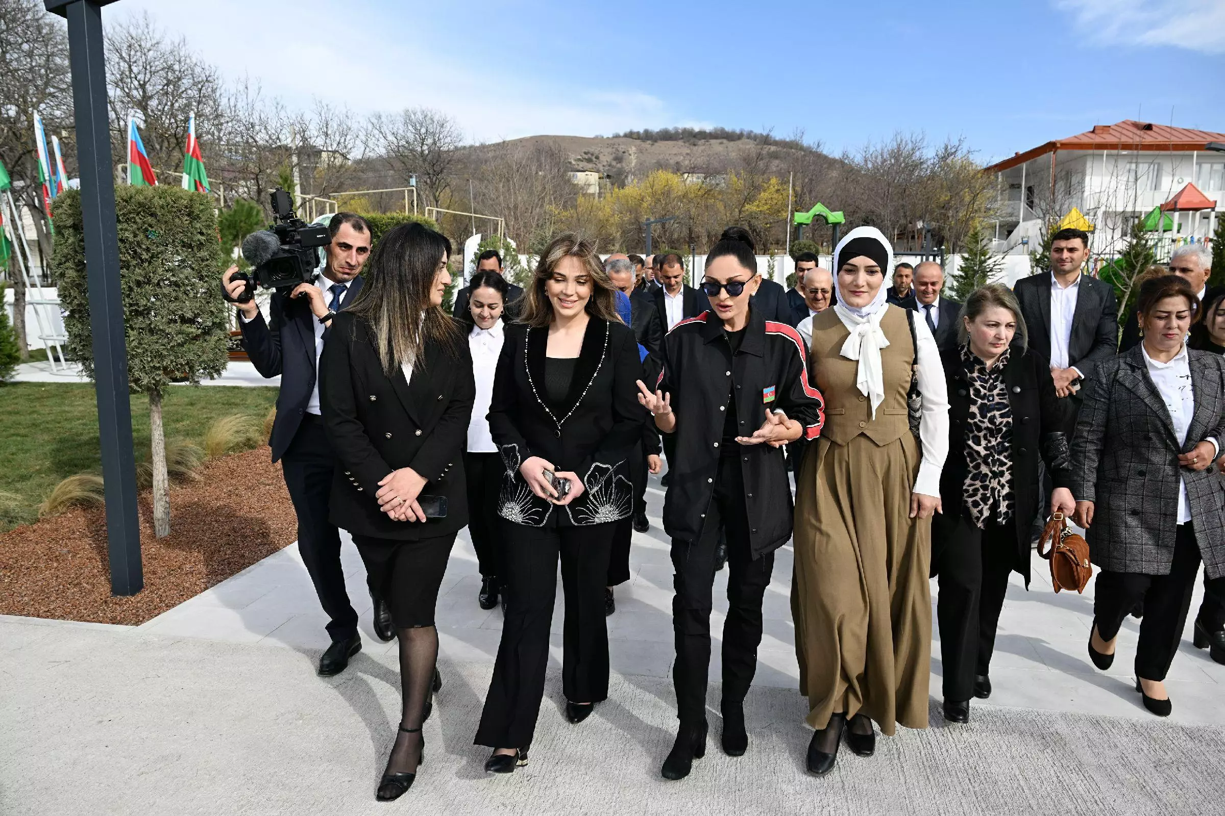 Prezident və xanımı Ağdərənin Həsənriz kəndində Novruz tonqalını alovlandırıblar - YENİLƏNİB+FOTO - Foto 12