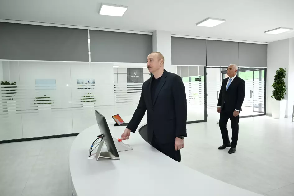 İlham Əliyev Laçın Elektrik Şəbəkəsi Rəqəmsal İdarəetmə Mərkəzinin açılışında iştirak edib - Foto 2