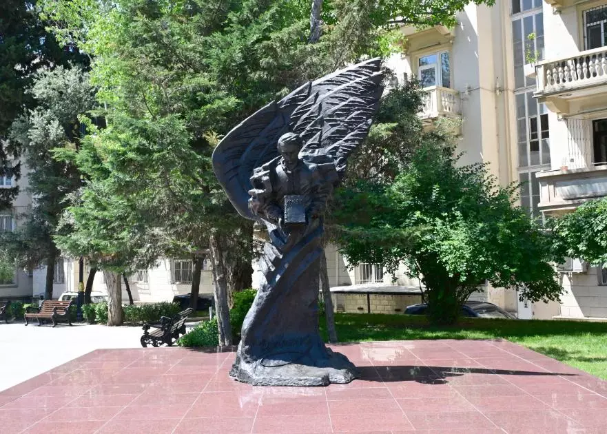 Ukraynanın xarici işlər naziri Bakıda Zəfər parkını və Şəhidlər xiyabanını ziyarət edib - FOTO - Foto 9