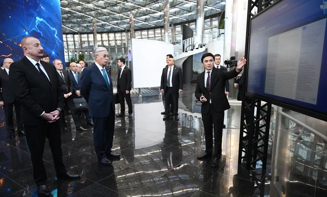 Azərbaycan və Qazaxıstan prezidentləri "Alem.ai" Beynəlxalq Süni İntellekt Mərkəzində olublar - Foto 12
