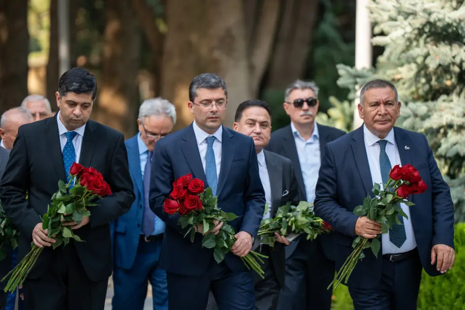 Media nümayəndələri Fəxri xiyaban, Zərdabinin məzarı və Zəfər parkını ziyarət ediblər - FOTO - Foto 4
