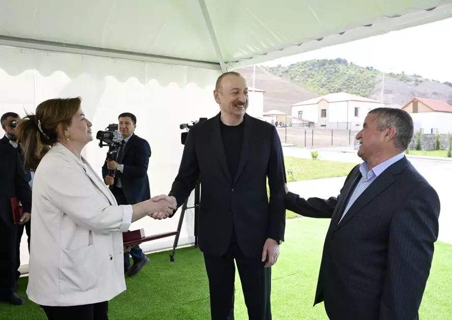 İlham Əliyev Laçının Bəylik kəndinə köçən sakinlərlə görüşüb, onlara evlərin açarlarını təqdim edib - YENİLƏNİB - Foto 20