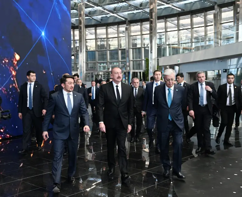 Azərbaycan və Qazaxıstan prezidentləri "Alem.ai" Beynəlxalq Süni İntellekt Mərkəzində olublar - Foto 10