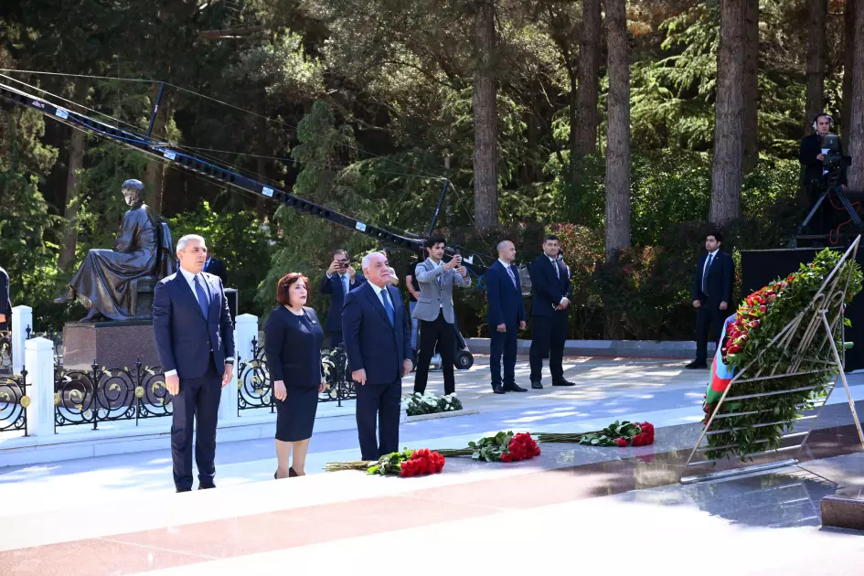 Dövlət və hökumət rəsmiləri Fəxri xiyabanda Ulu Öndərin xatirəsini anıblar - FOTO - Foto 3