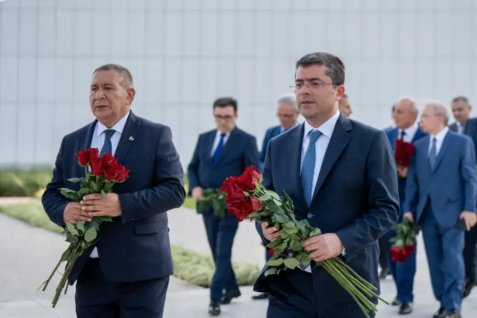 Media nümayəndələri Fəxri xiyaban, Zərdabinin məzarı və Zəfər parkını ziyarət ediblər - FOTO - Foto 8