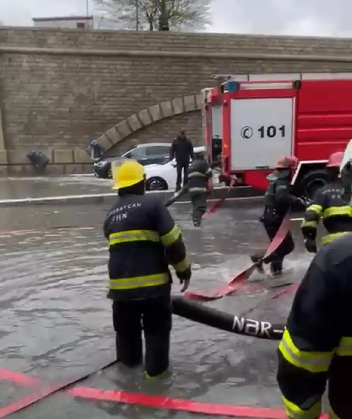 Köməksiz qalan 20 nəfər təxliyə olunub - FHN (FOTO) - Foto 9