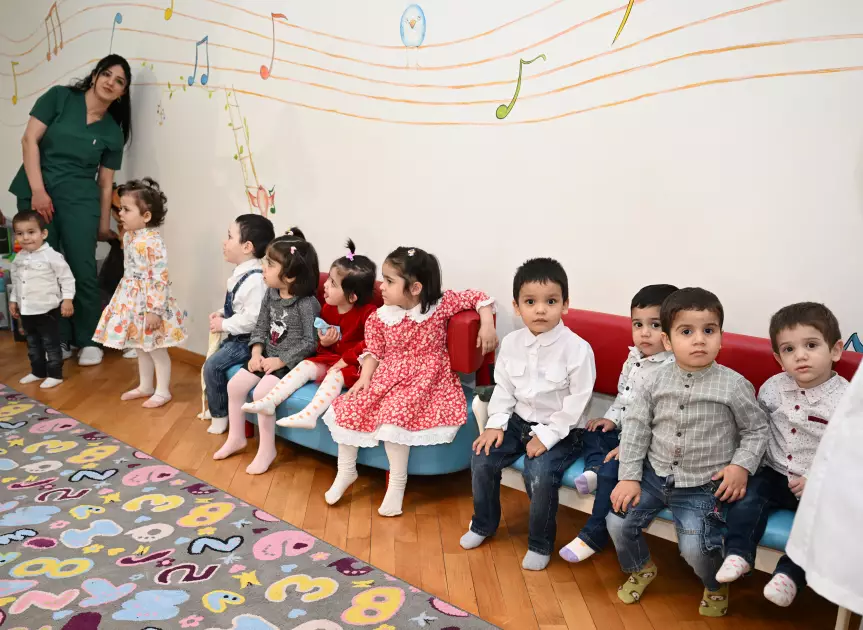 Mehriban Əliyeva və Leyla Əliyeva Bakıdakı 1 saylı körpələr evində və 1 saylı uşaq evi sosial xidmət müəssisəsində olublar - FOTO - Foto 8