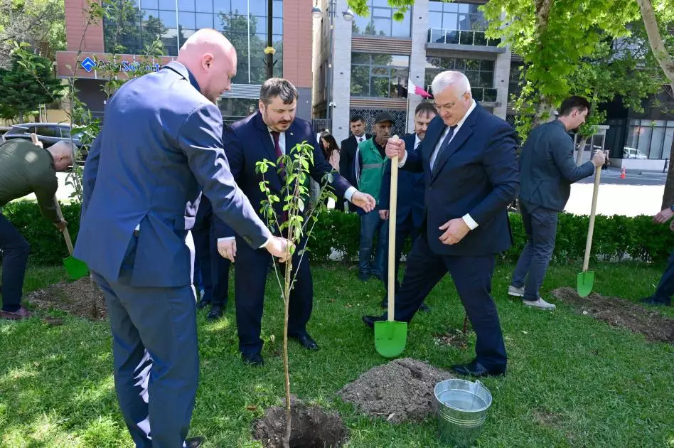 Ukraynanın xarici işlər naziri Bakıda Zəfər parkını və Şəhidlər xiyabanını ziyarət edib - FOTO - Foto 2